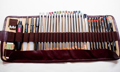 קלמר מתגלגל לעפרונות PENCIL WARP עשוי בד מבית DERWENT