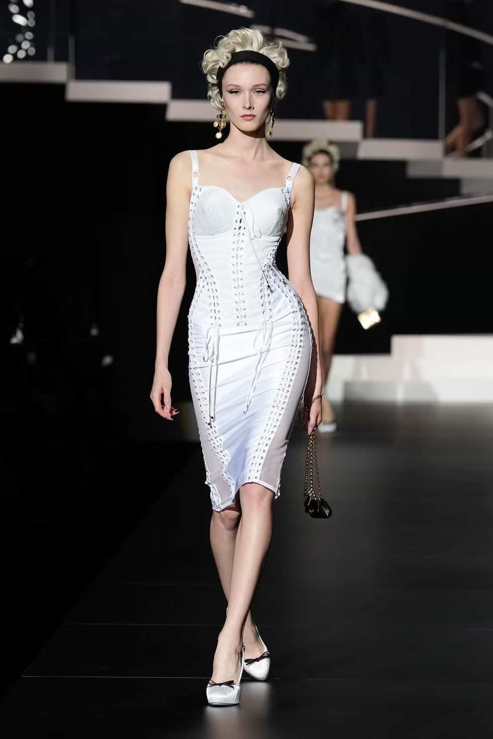 Мас әйелдің алдап жатқан видеосы