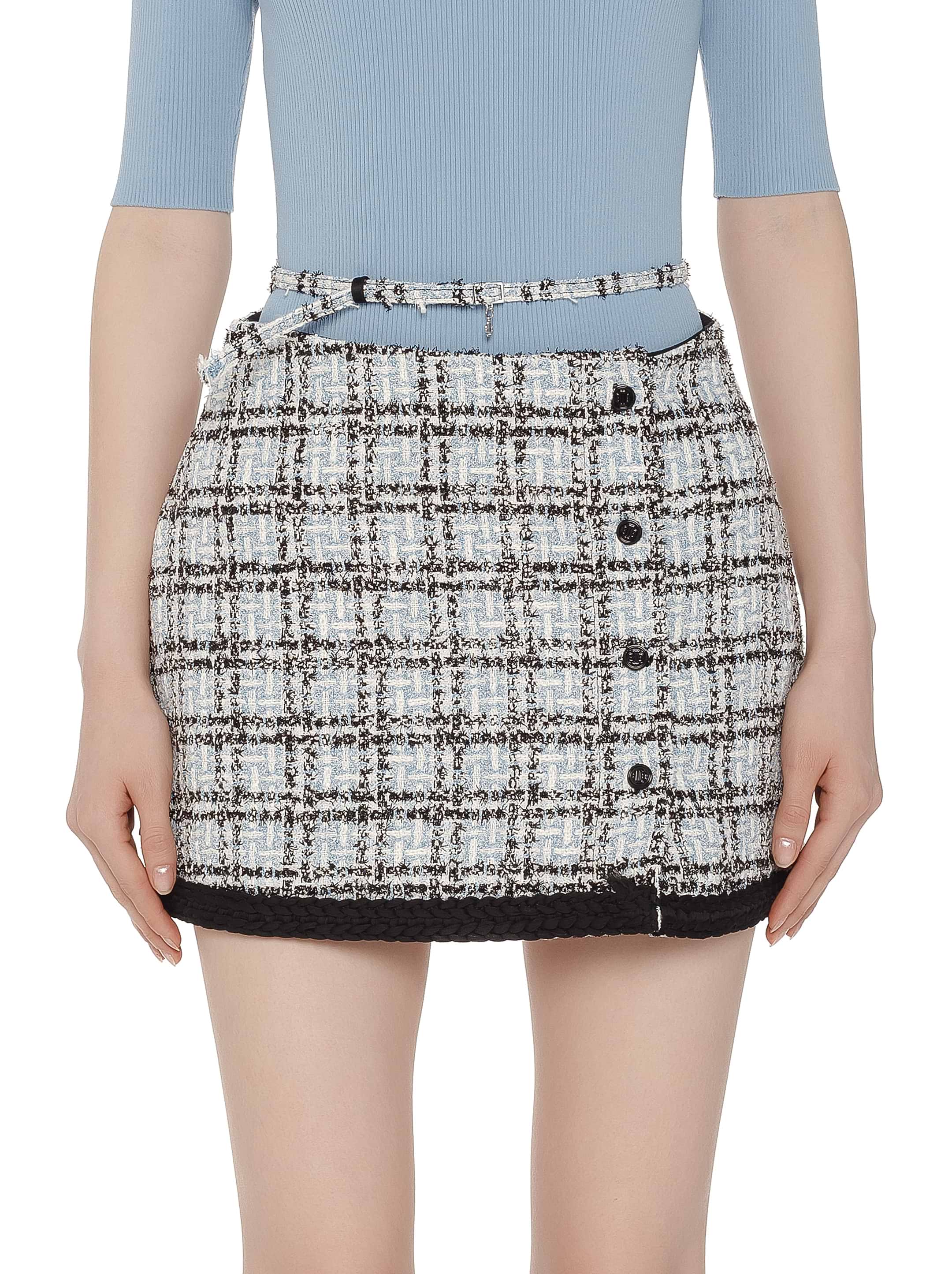 Жақын жерде порно көріңіз