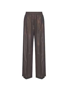 Целлюлитпен жалаңаш әйелдер бейне Целлюлитпен жалаңаш әйелдер бейне