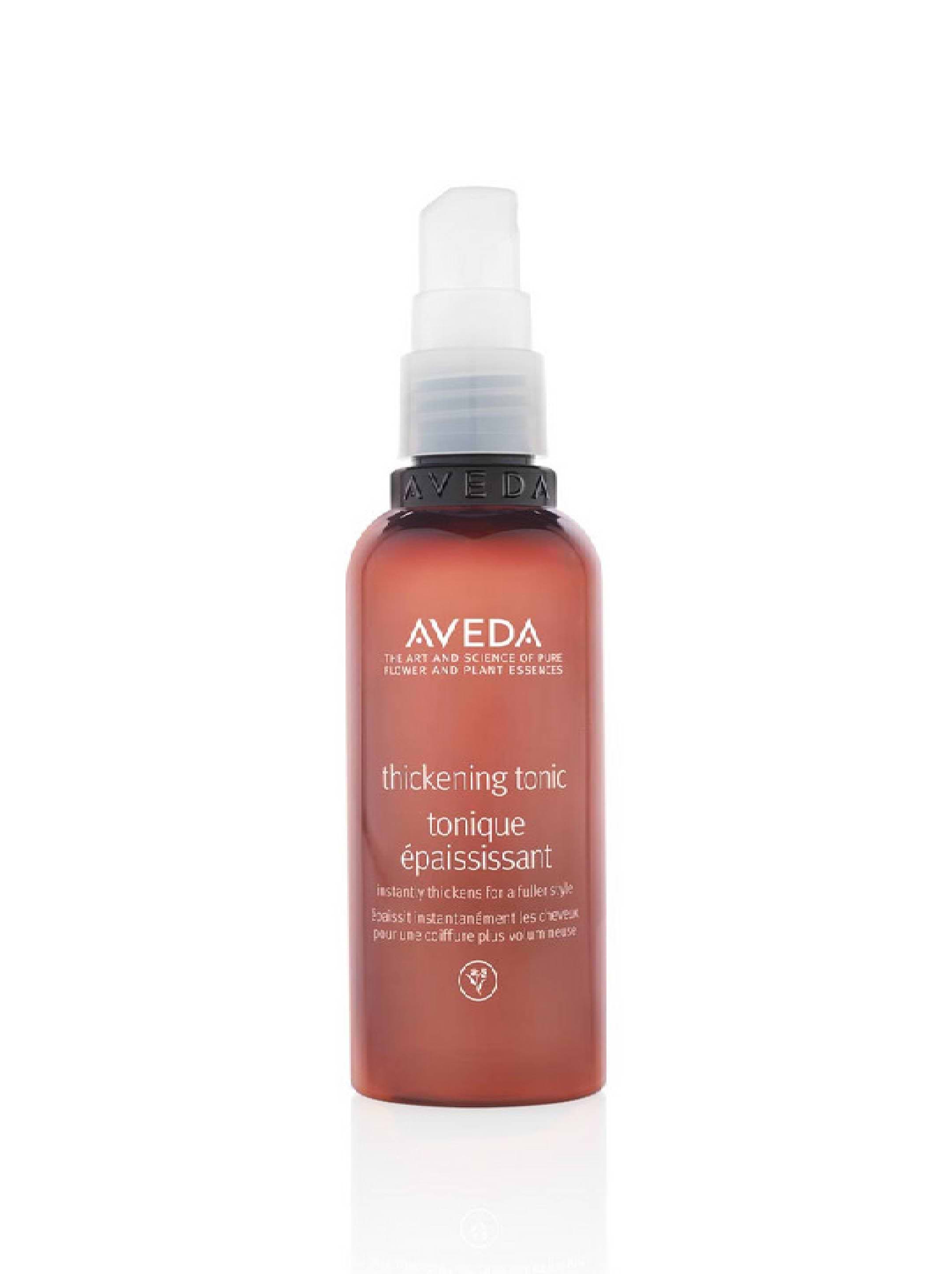 Әйелі көпшілік алдында аяғын әдемі түрде таратады