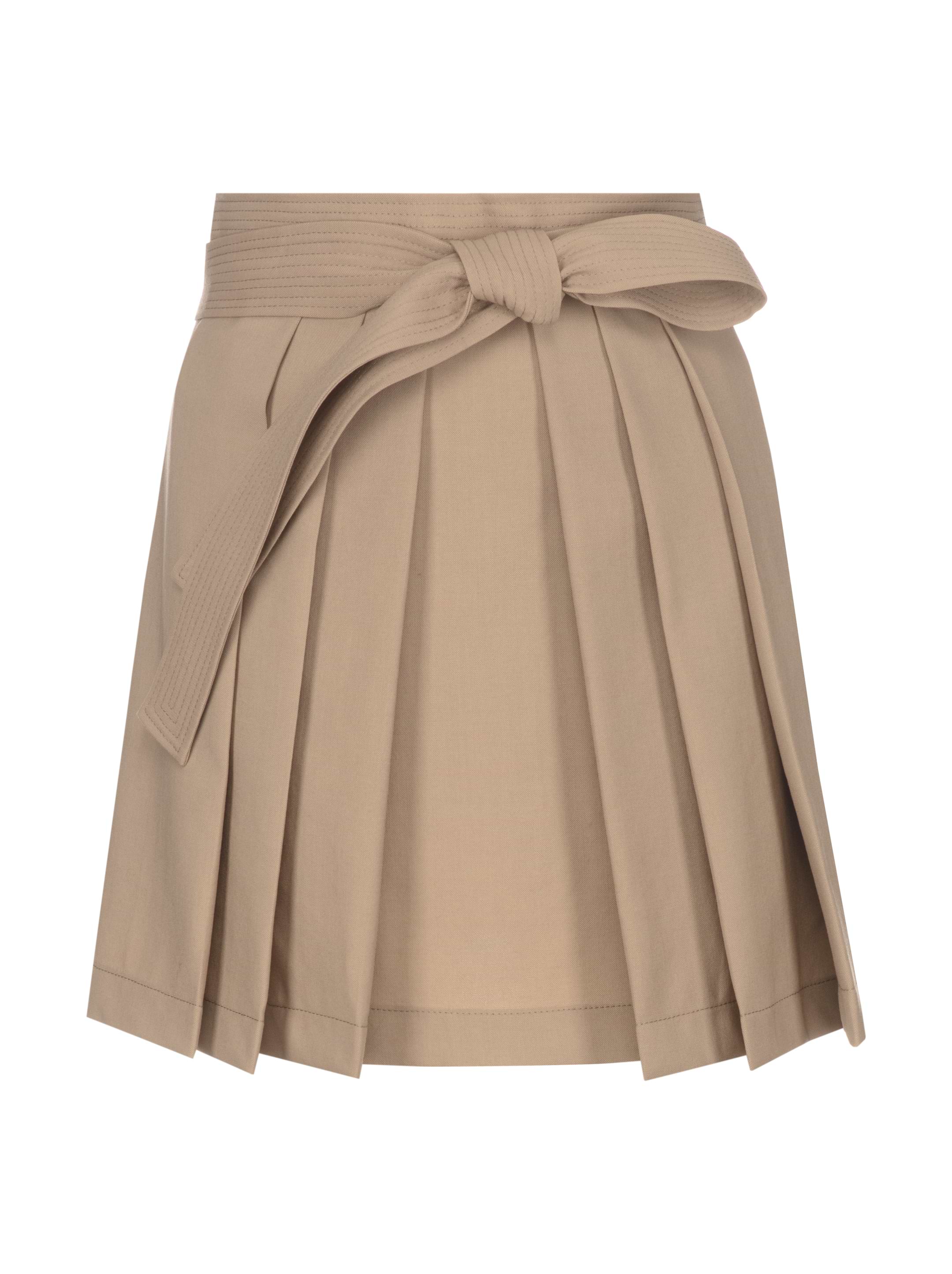 Ақ көкірекшедегі брюнеткамен секс