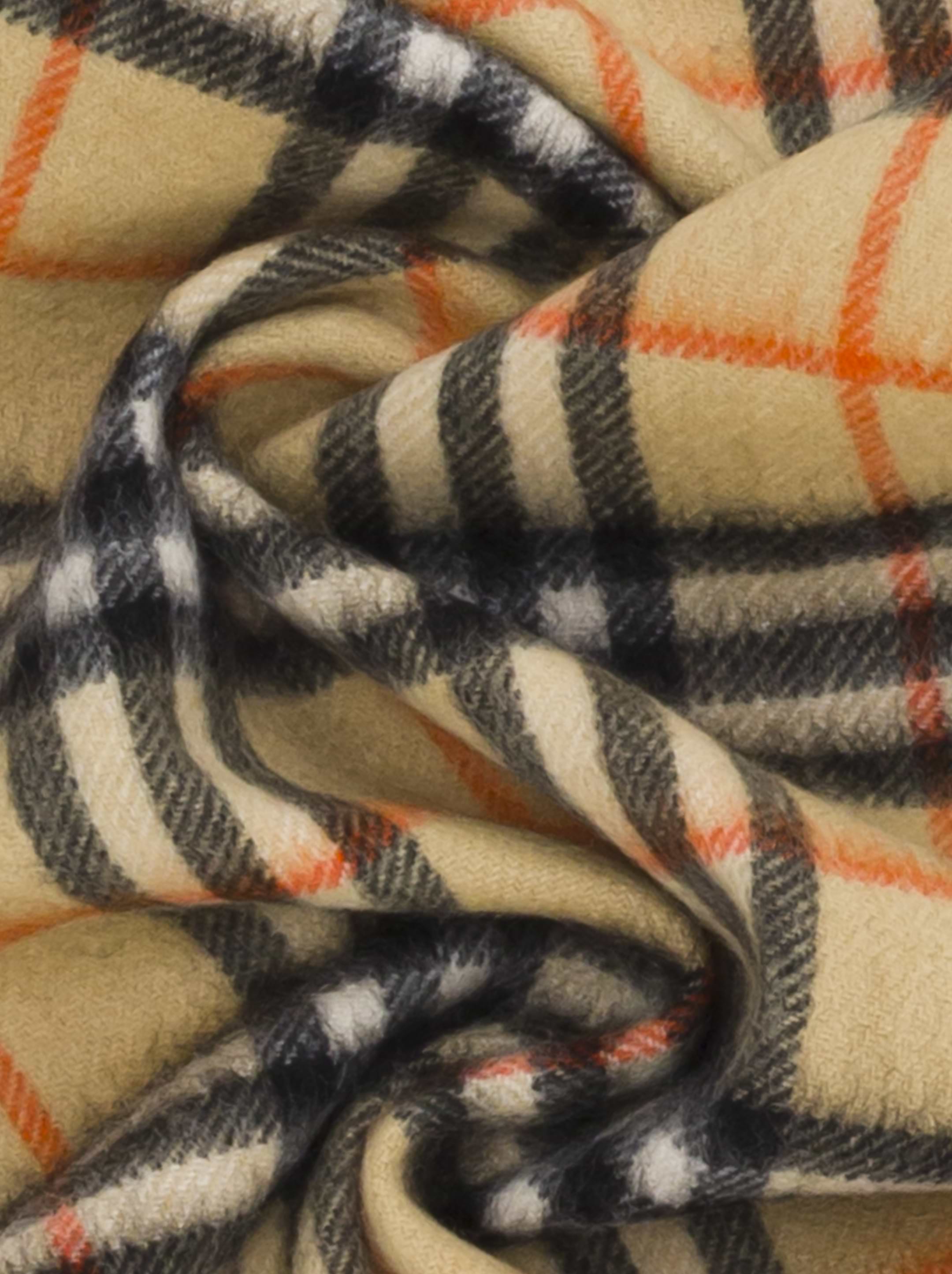 【送料&関税込】Burberry Vintage Check Fringed-edge Scarf Burberry Vintage Check Printed Frayed-Edge Scarf 8090751