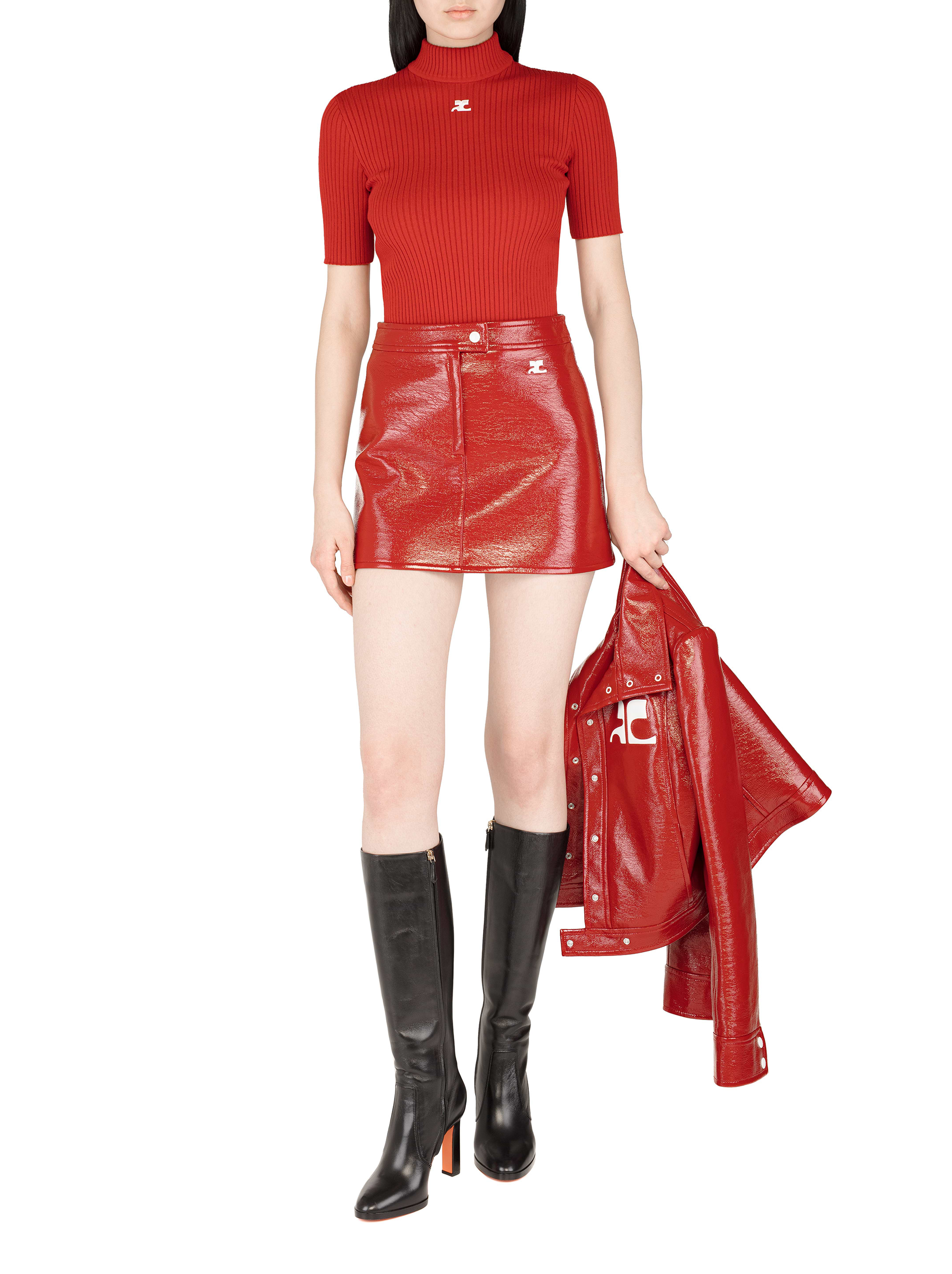 Мини юбка киген дәрігер әйел