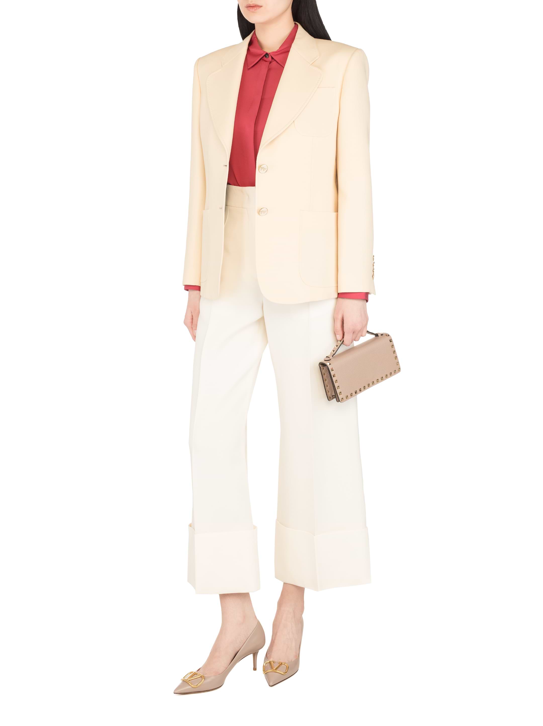 Порно көру, күйеуін досымен алдап, ол қарамай жатып.