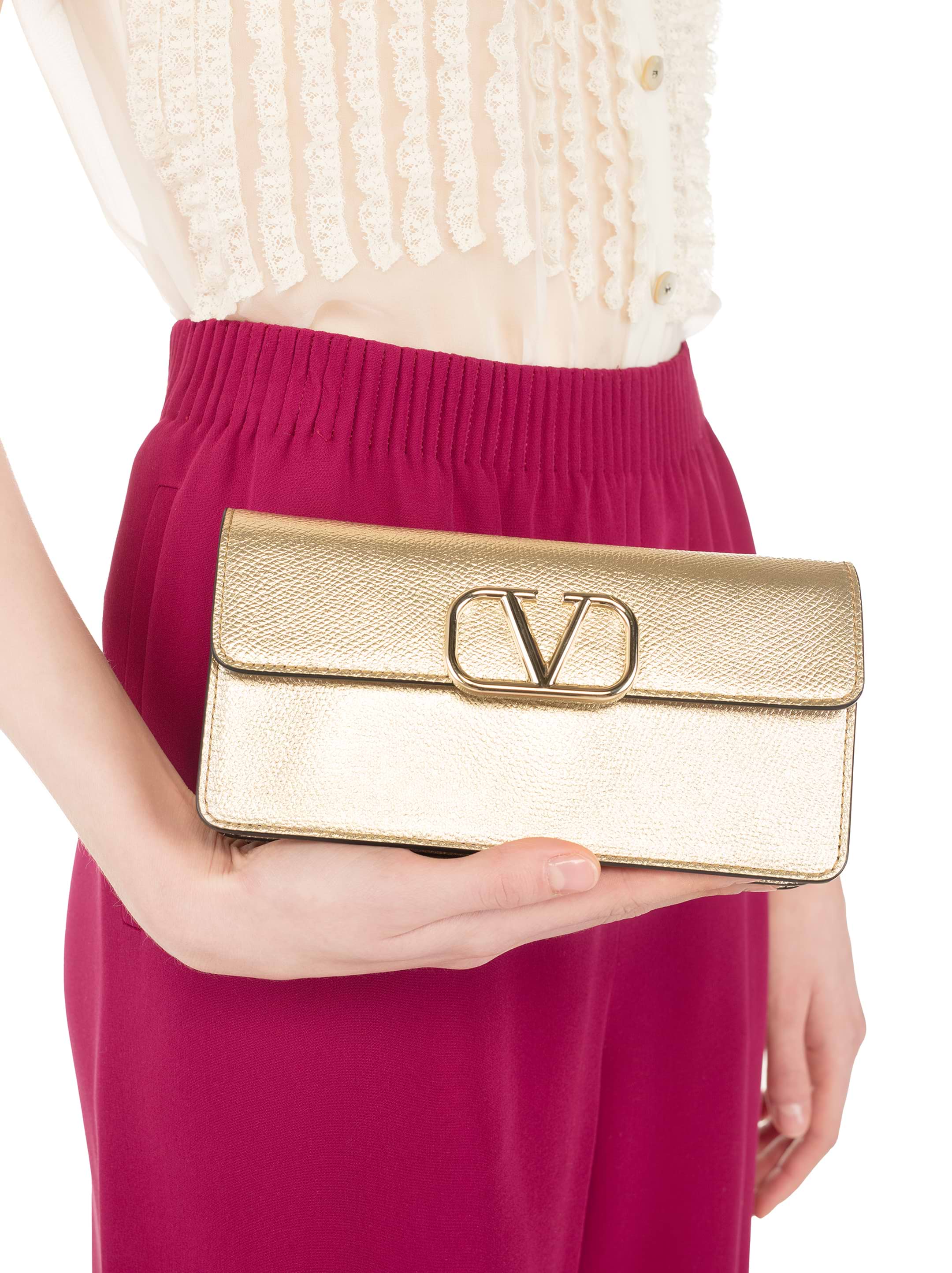☆人気のVロゴ 国内発送☆ VALENTINO Chain' clutch bag Valentino Garavani Vlogo clutch Wallet with chain crossbody