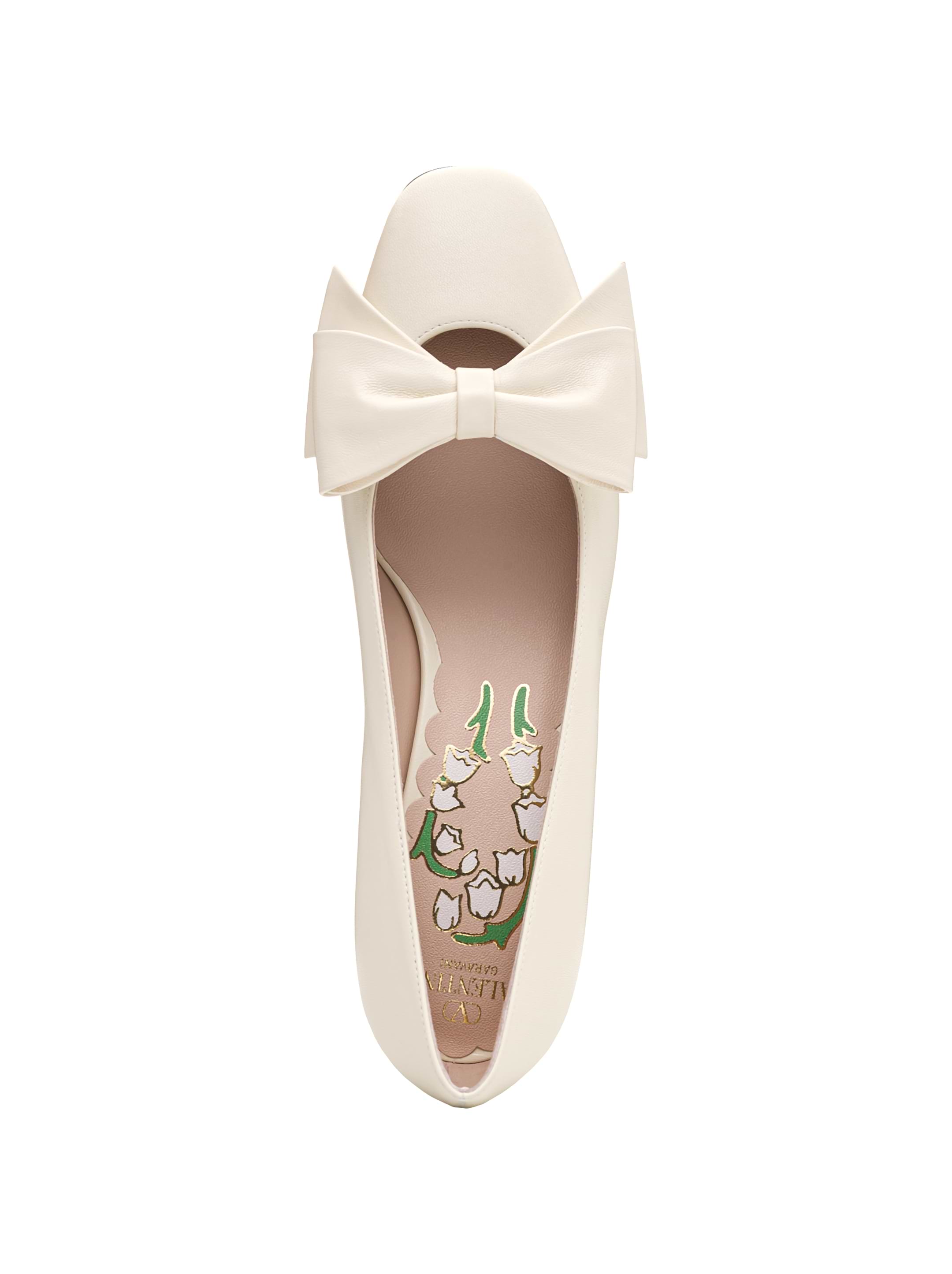 バレエシューズ Valentino Garavani Ivory Leather Bowow Ballerinas Valentino Garavani Bowow Ballerina Flat in Ivory | FWRD
