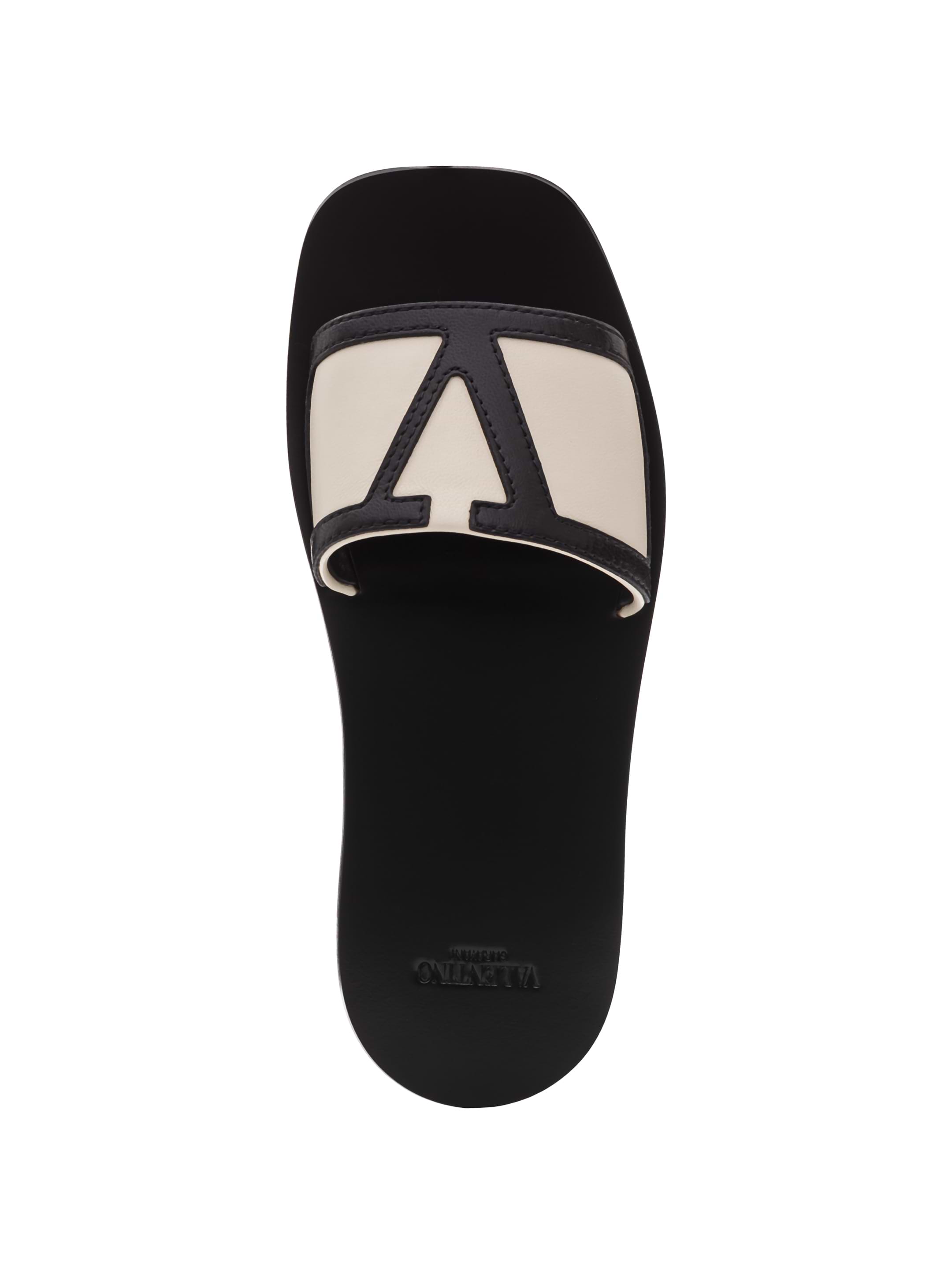 Valentino Garavani women's V-logo leather flip flops - buy