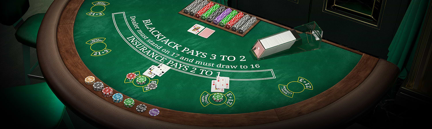 Mesa de Blackjack con cartas y fichas banner