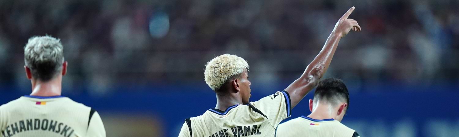 Lamine Yamal jugando con barceona en la Champions