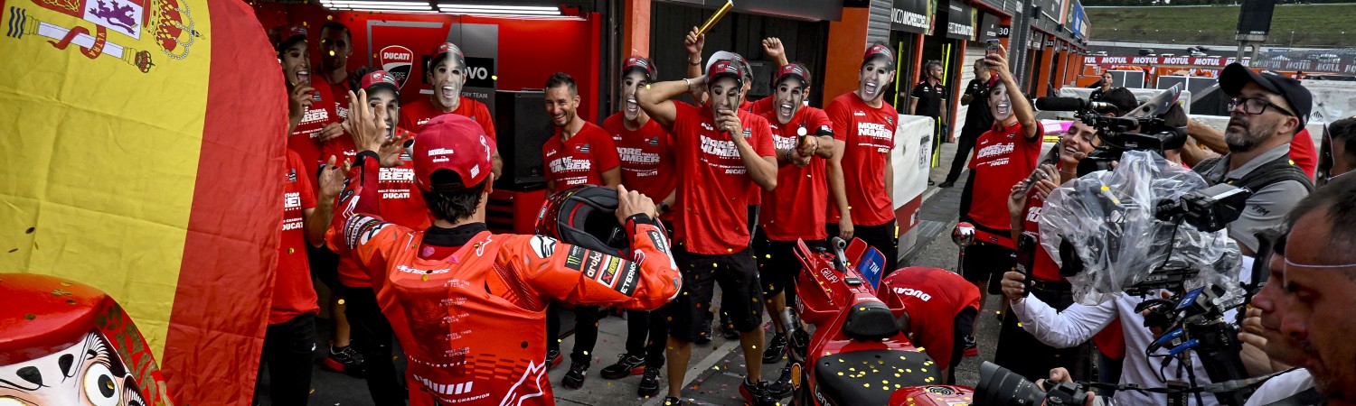 Marc Márquez festeja al ganar su séptimo mundial de MotoGP