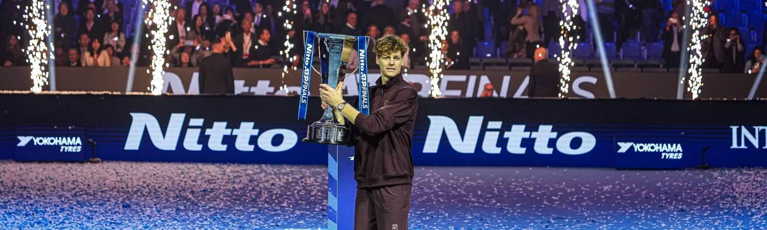 Nitto ATP Finals 2025 - Jannik Sinner - Header - Sostiene trofeo