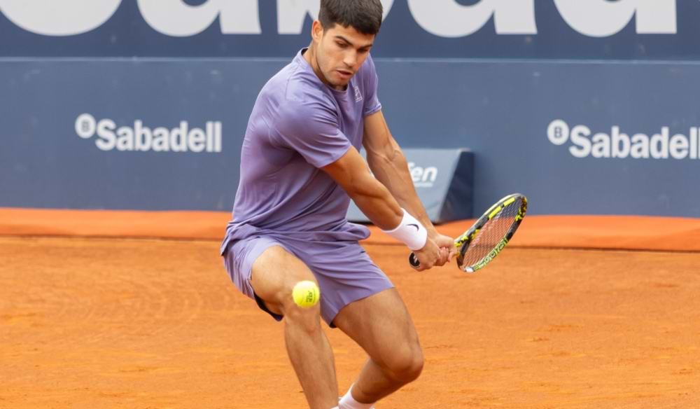 Carlos alcaraz jugando tenis