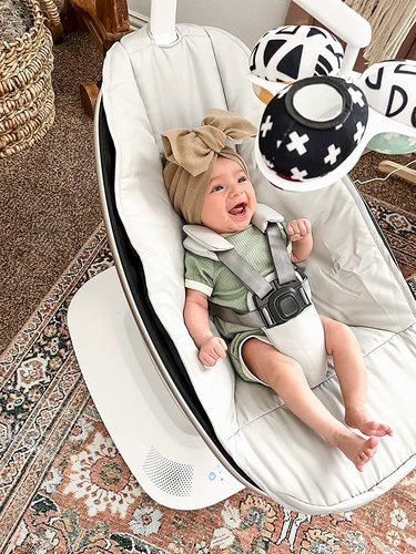 ממרו mamaroo מפוארת צבע אפור - דגם 5.0 נדנדה לתינוק בטכנולוגיה מתקדמת, אפשרות חיבור לבלוטוס, עם 5 תנועות נדנוד יחודיות. 4moms