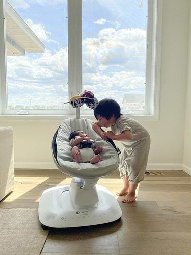 ממרו mamaroo מפוארת צבע שחור - דגם 5.0 נדנדה לתינוק בטכנולוגיה מתקדמת, אפשרות חיבור לבלוטוס, עם 5 תנועות נדנוד יחודיות. 4moms