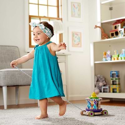 צעצוע משיכה קרוסלה מבית מליסה ודאג Melissa And Doug