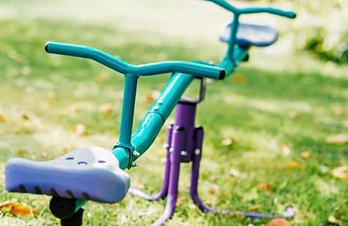 נדנדת חצר ממתכת ל 2 ילדים עם סיבוב 360 מעלות Plum Play