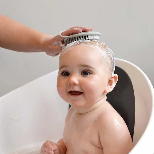 מברשת אמבטיה לתינוק בצבע כחול מבית shnuggle