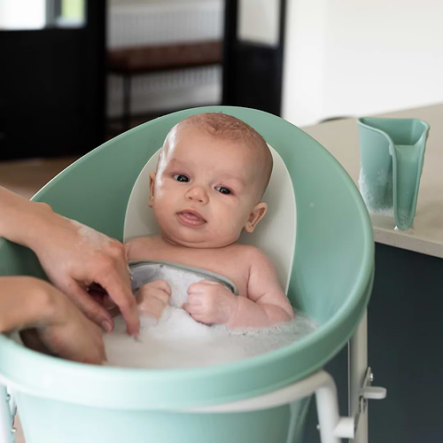 משפך עדין לאמבטיה בצבע פרחים מבית Shnuggle 