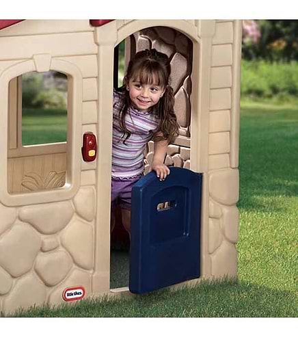 מתקן בית לפיקניק עם שולחן כסאות ואביזרי משחק