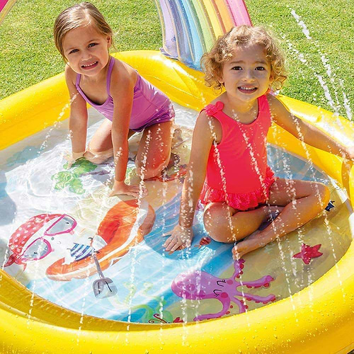 בריכת קשת בענן משפריצה מים