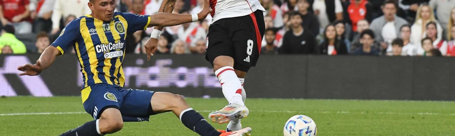Jugador de Rosario Central disputando el balón , en un partido clave , destacando la pasión del fútbol argentino y la intensidad del encuentro en la Liga Profesional.
