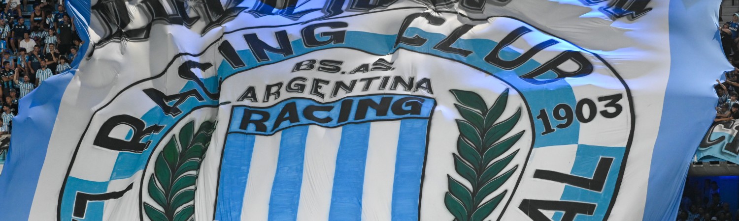 bandera de racing club con alusión al primer título de primera division 1967