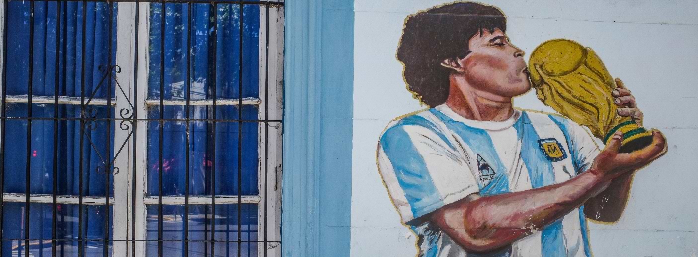 Calle de argentina con Maradona besando Copa de Mundial