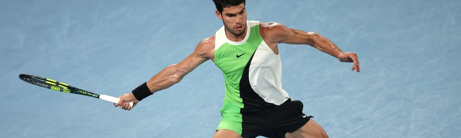Carlos Alcaraz golpeando pelota Tenis Open Australia
