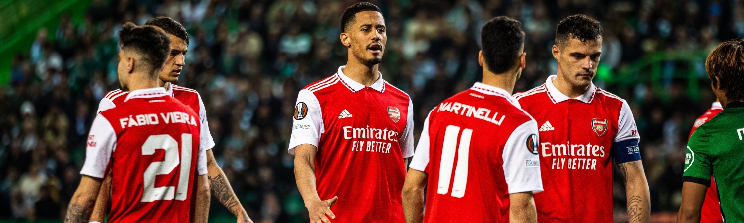 Fabio Viera, Martinelli y otros jugadores del Arsenal FC en campo de fútbol