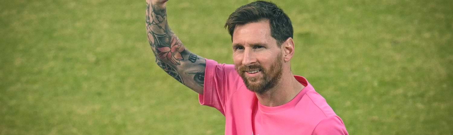 Lionel Messi - Saludando a su fanáticos