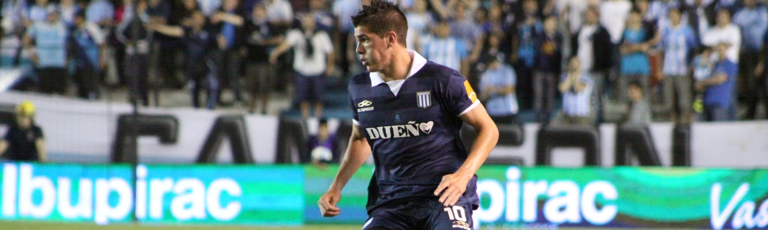 Rodrigo de Paul del Velez Sarsfield haciendo pase de balon en partido contra racing