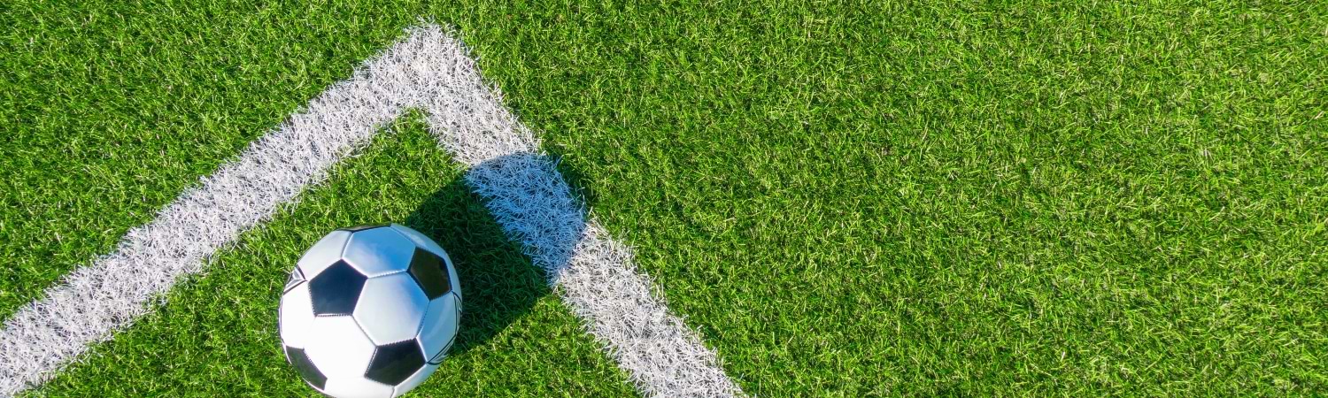 Campo de futbol , balon en la equina previo a saque