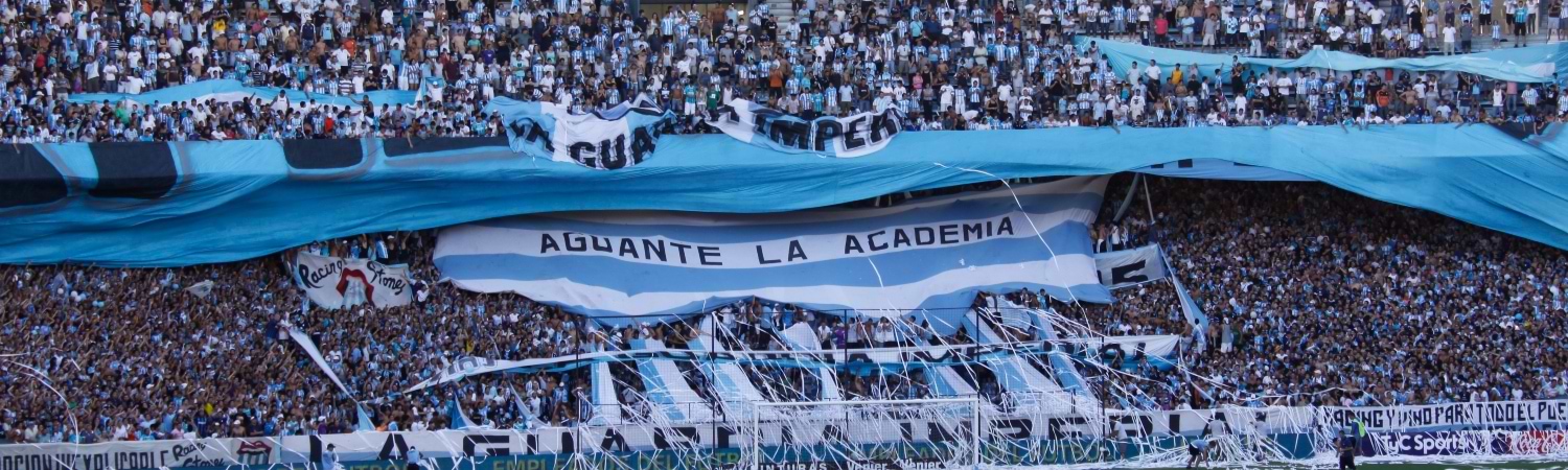 Racing Club la academia fanáticos ondeando bandera en partido