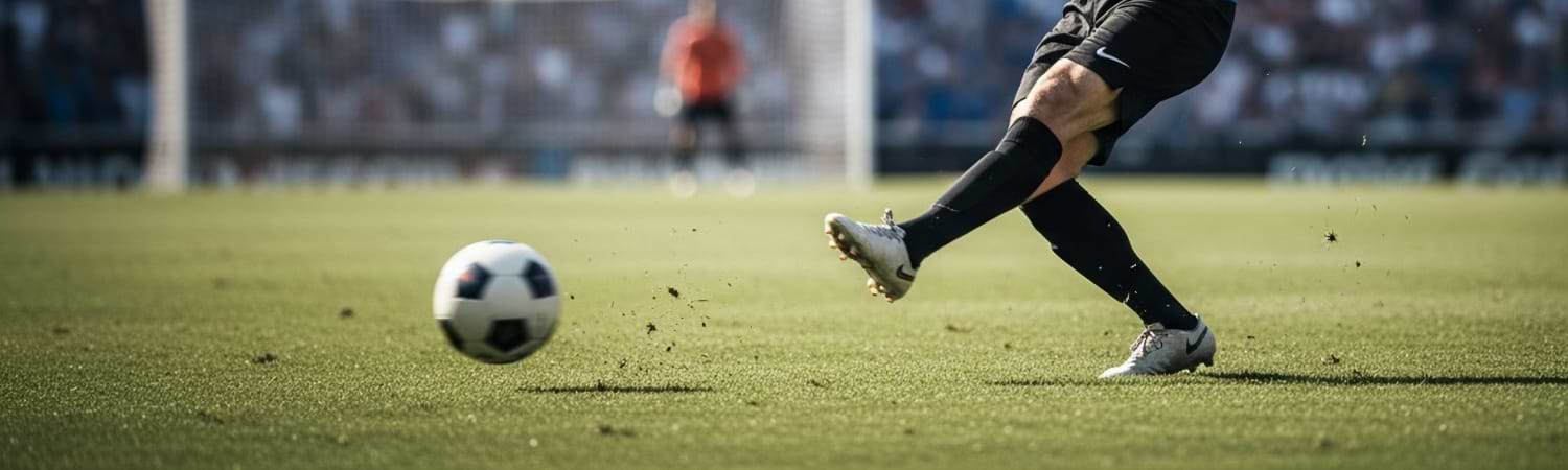 pRIMERA nACIONAL 2026 JUGADOR DE FUTBOL APTEANDO PELOTA EN CAMPO DE FUTBOL