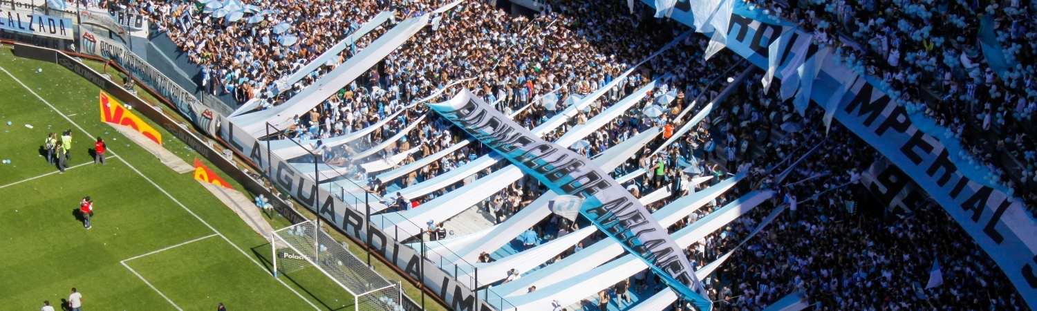 fanaticos en gradas en partido de su equipo el racing club avellaneda