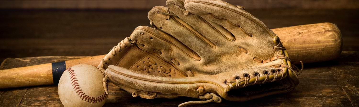 guante de beisbol junto a un bat y bola de baseball