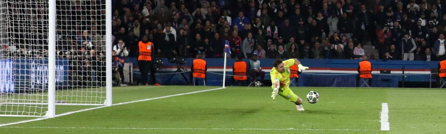 Dibu Martínez en el Friburgo vs Aston Villa