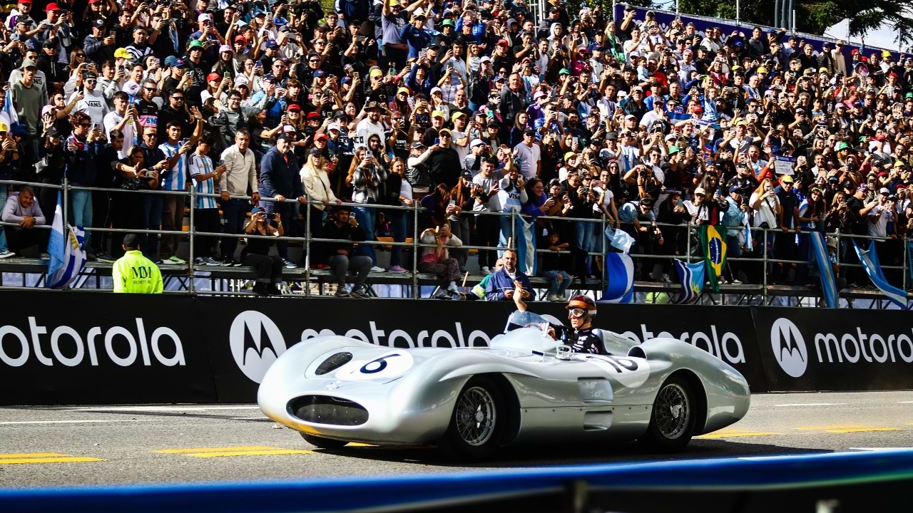 Franco Colapinto con el auto de Juan Manuel Fangio