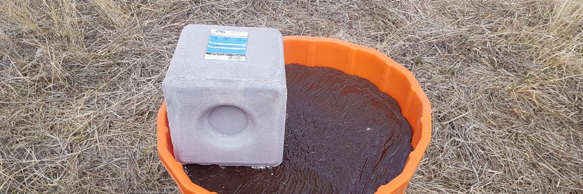 Riomax Lick Tub with Salt Block on Top