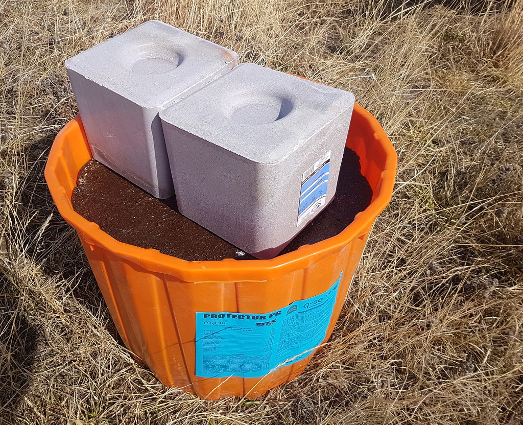 2 salt blocks on tub 2 salt blocks on tub