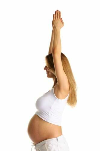 tadasana-yoga-para-gestantes-yogateria-4