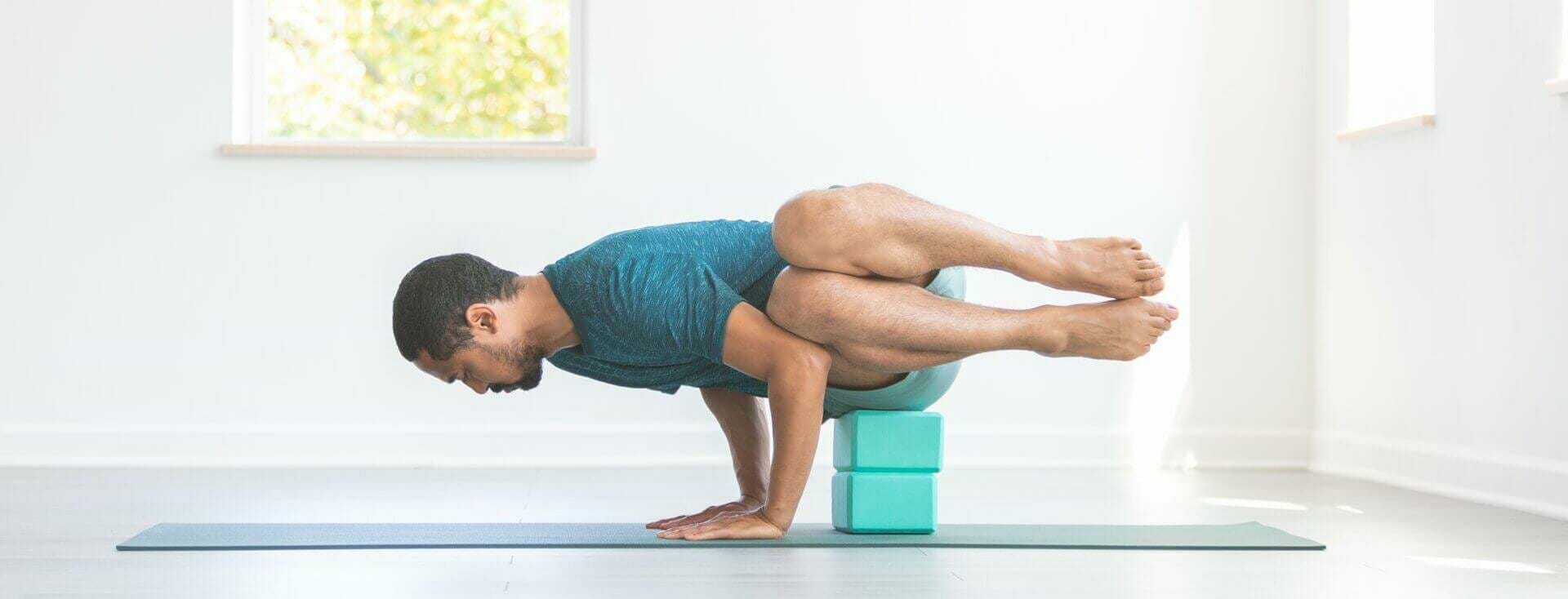 bakasana-postura-corvo-yogateria4