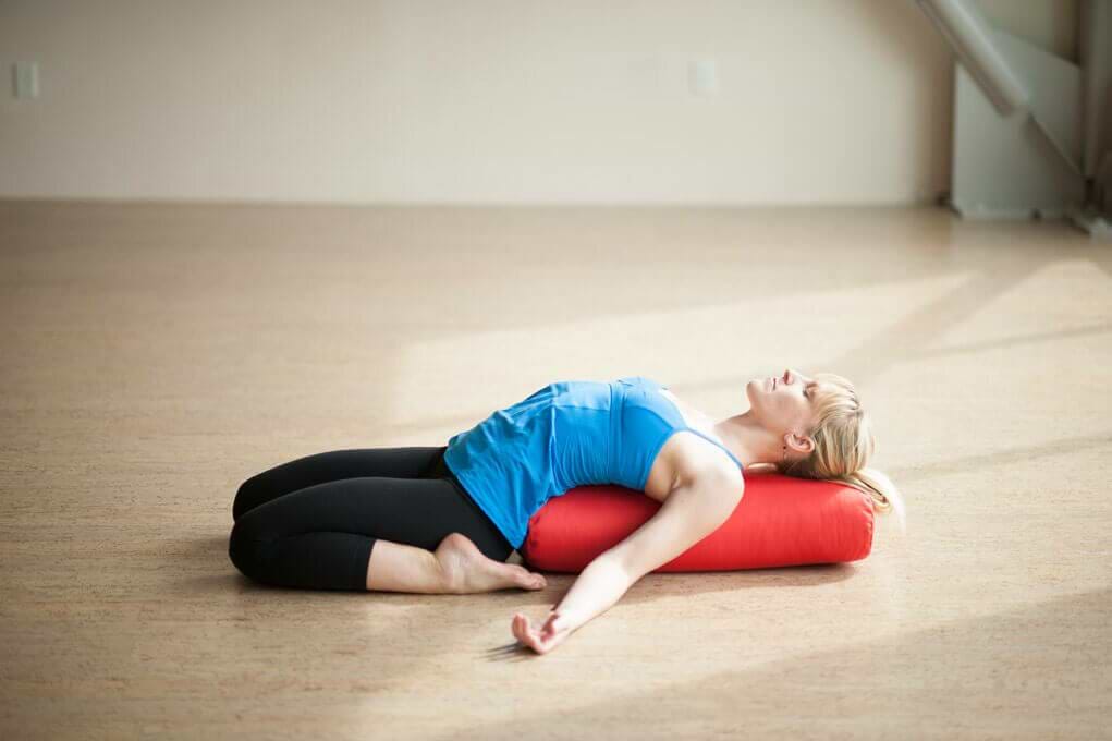 Postura-Herói-reclinado -Supta-Virasana-yogateria