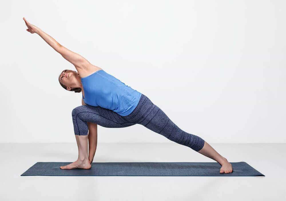 Utthita-Parsvakonasana-Postura-ângulo-lateral-estendido-yogateria5