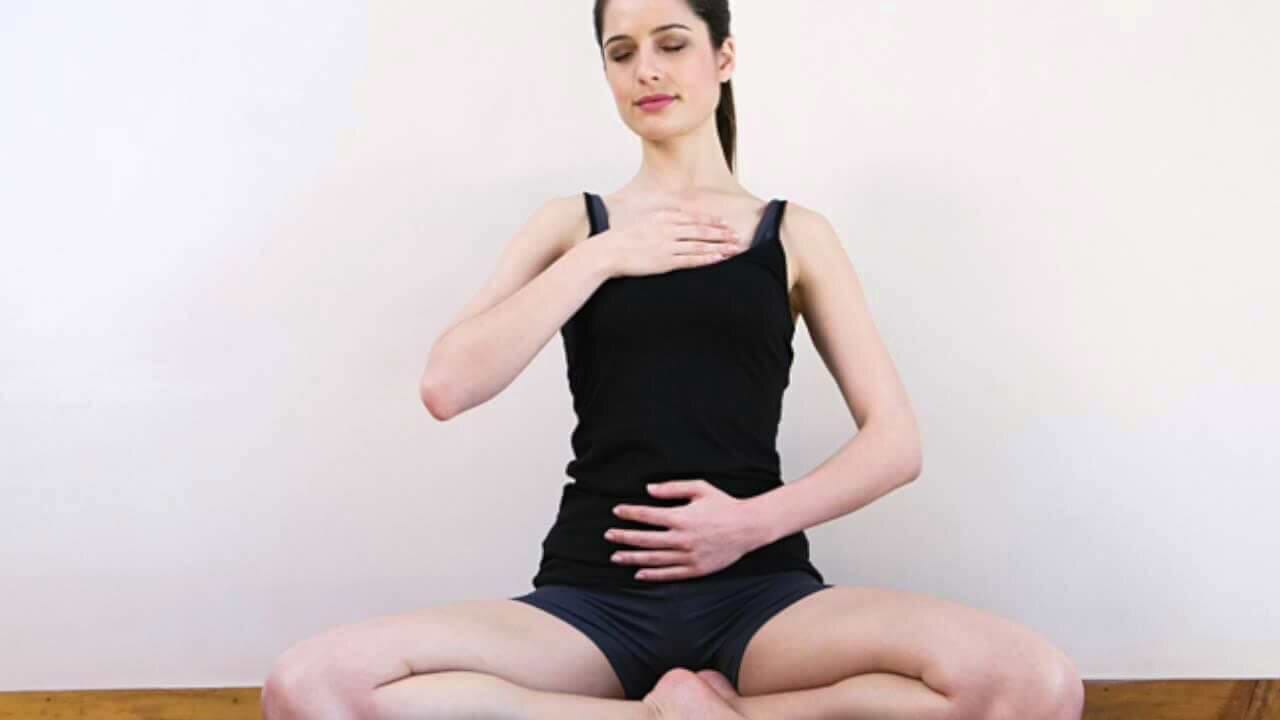mulher-colocando-as-maos-peito-barriga