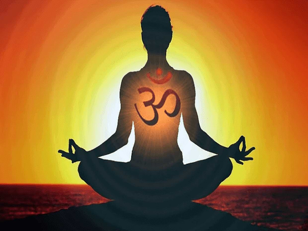 OM - mantra - pessoa - meditando