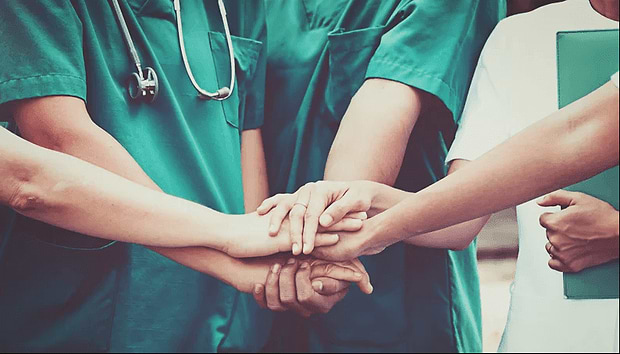 corona-virus-medicos-enfermeiros-dando-as-maos