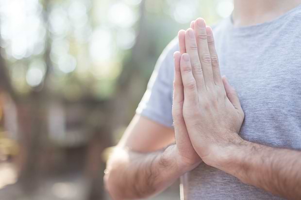 maos-em-namaste-masculina