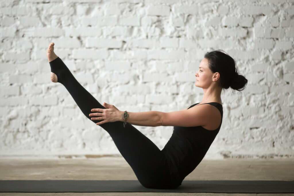 Navasana-postura-barco-yogateria